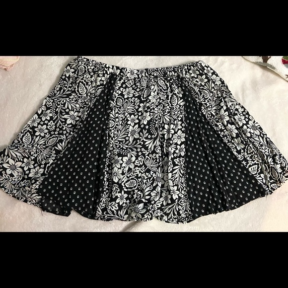Black and White Aeropostale Skirt - Picture 1 of 2